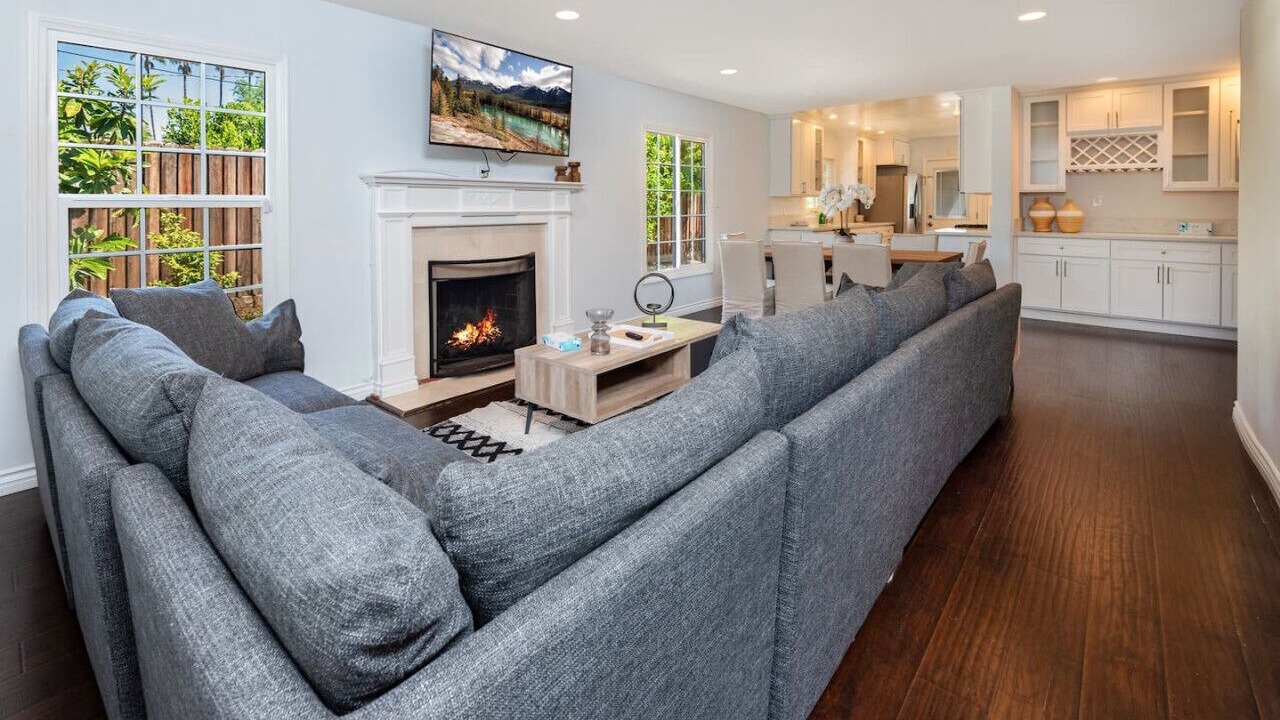 Photo of Livingroom in Tarzana