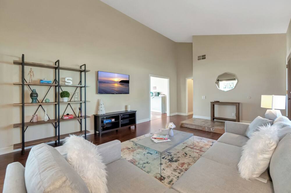 Photo of Livingroom in Fullerton