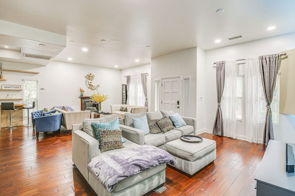 Photo of Livingroom in Anaheim Colony Historic District