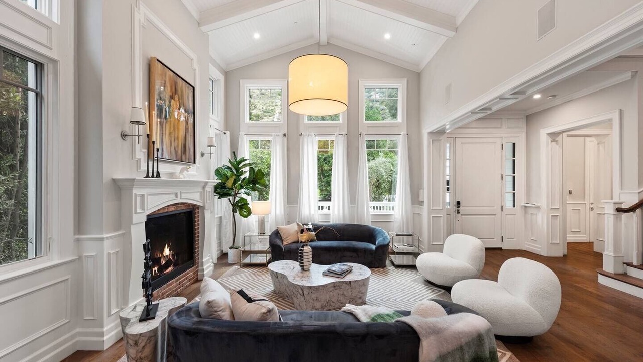 Photo of Livingroom in Hollywood Hills West