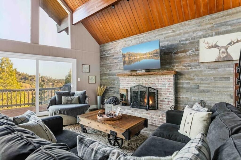 Photo of Livingroom in Crestline