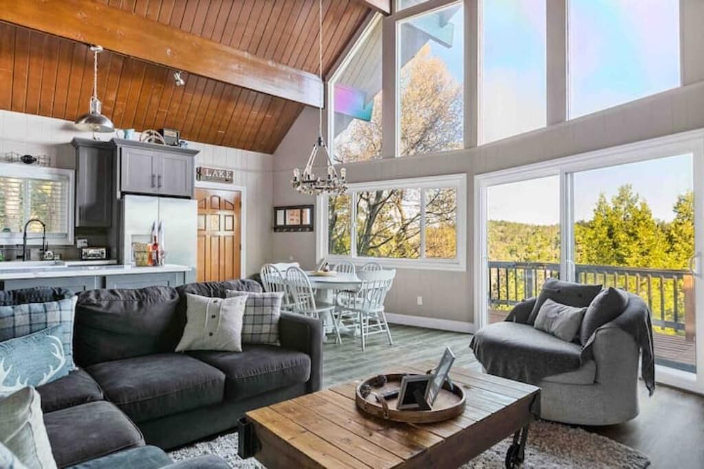 Photo of Livingroom in Crestline