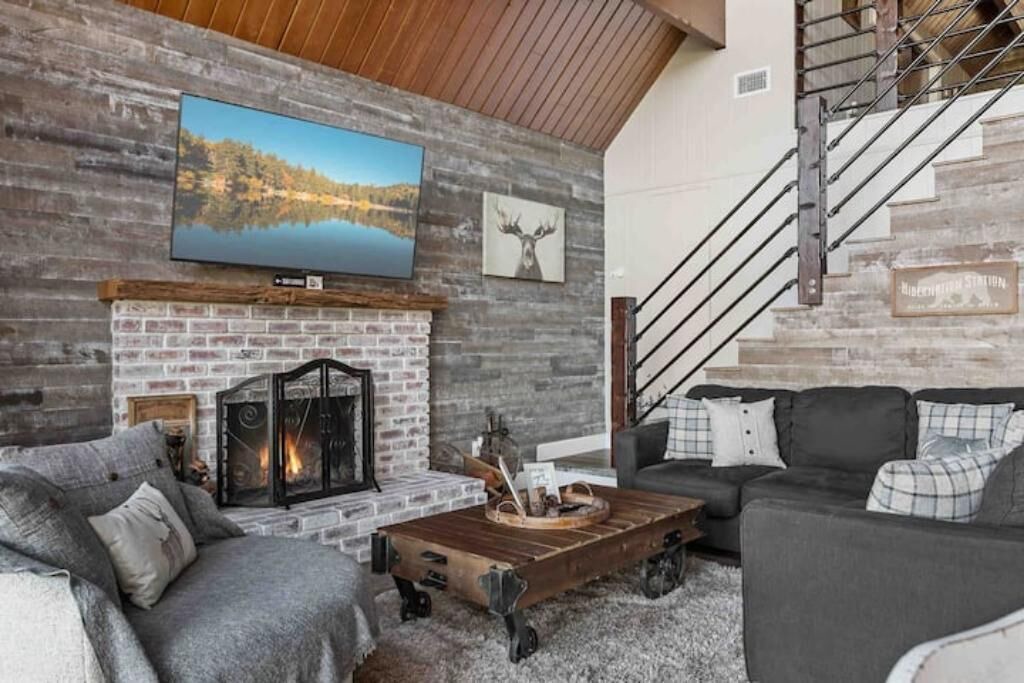 Photo of Livingroom in Crestline