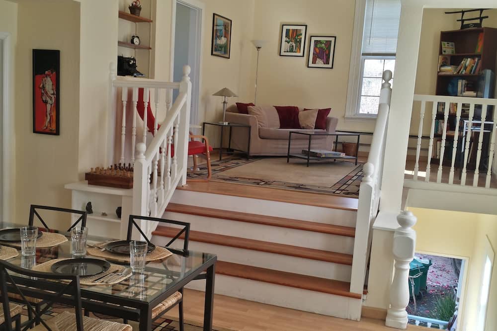 Photo of Livingroom in Piedmont Avenue