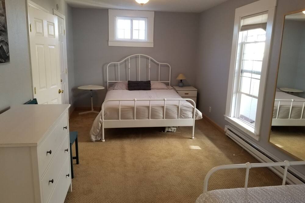 Photo of Bedroom in Piedmont Avenue