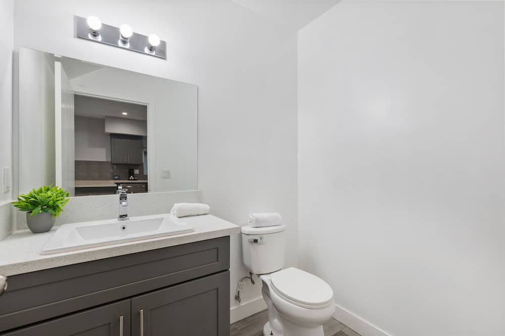 Photo of Bathroom in Carthay Circle