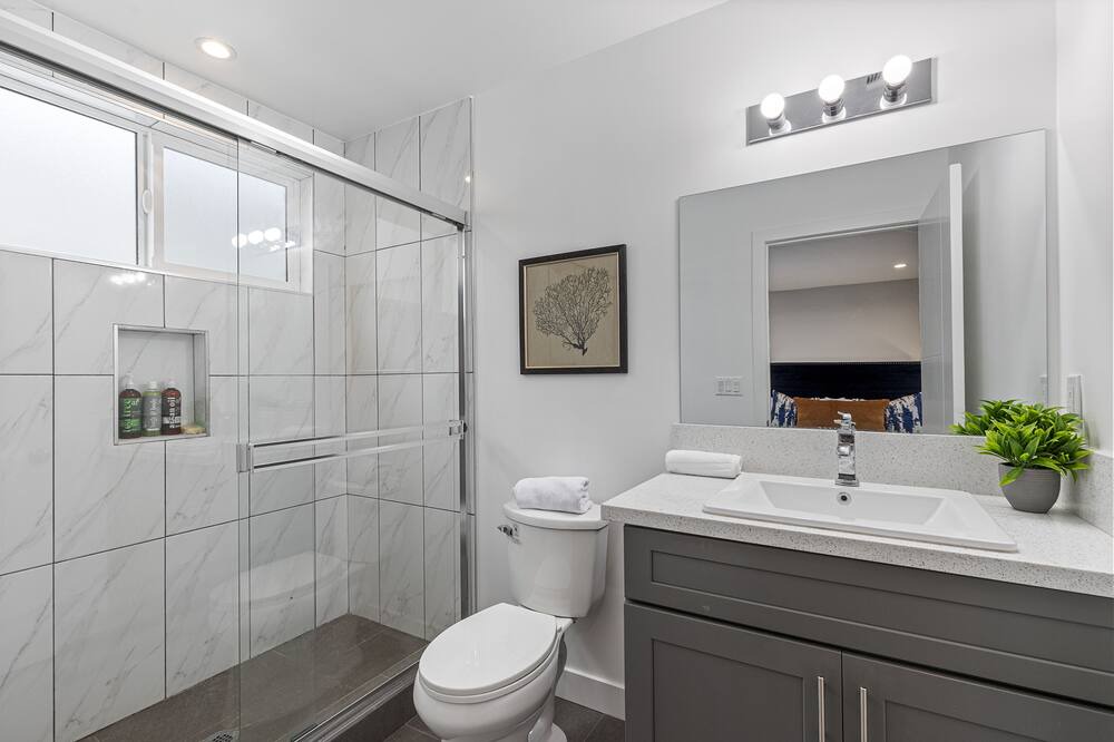 Photo of Bathroom in Carthay Circle