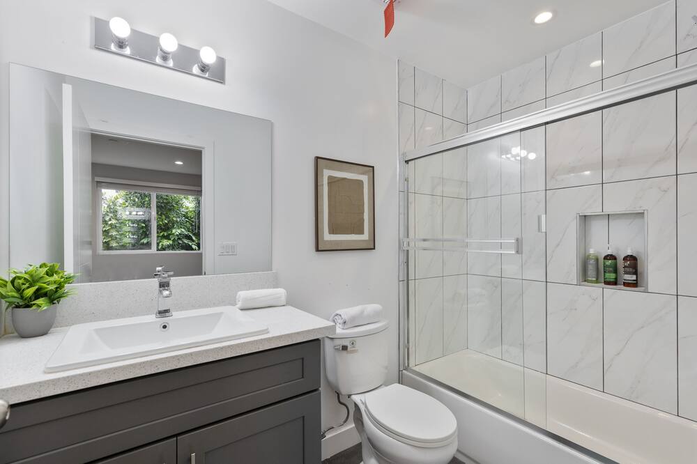 Photo of Bathroom in Carthay Circle