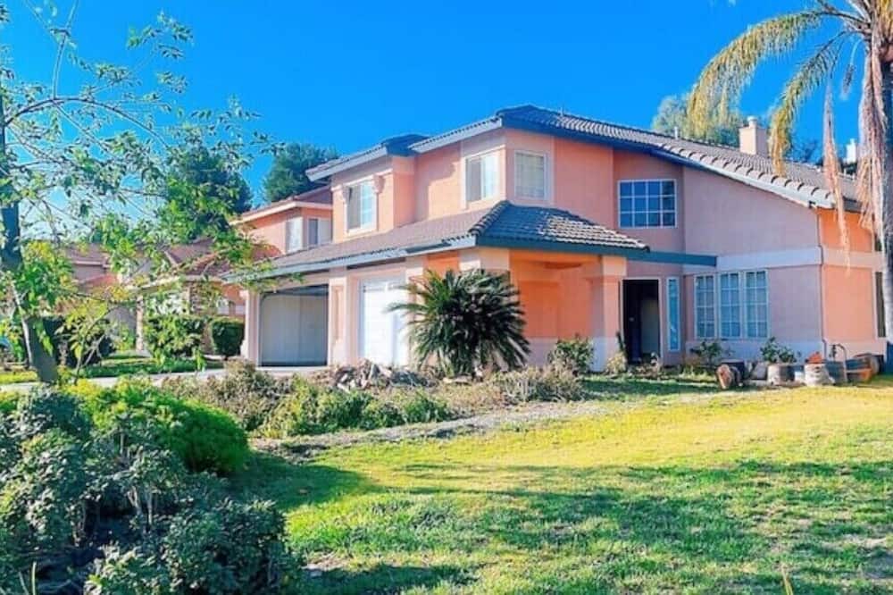 Photo of Outdoor in Estates at Canyon Crest