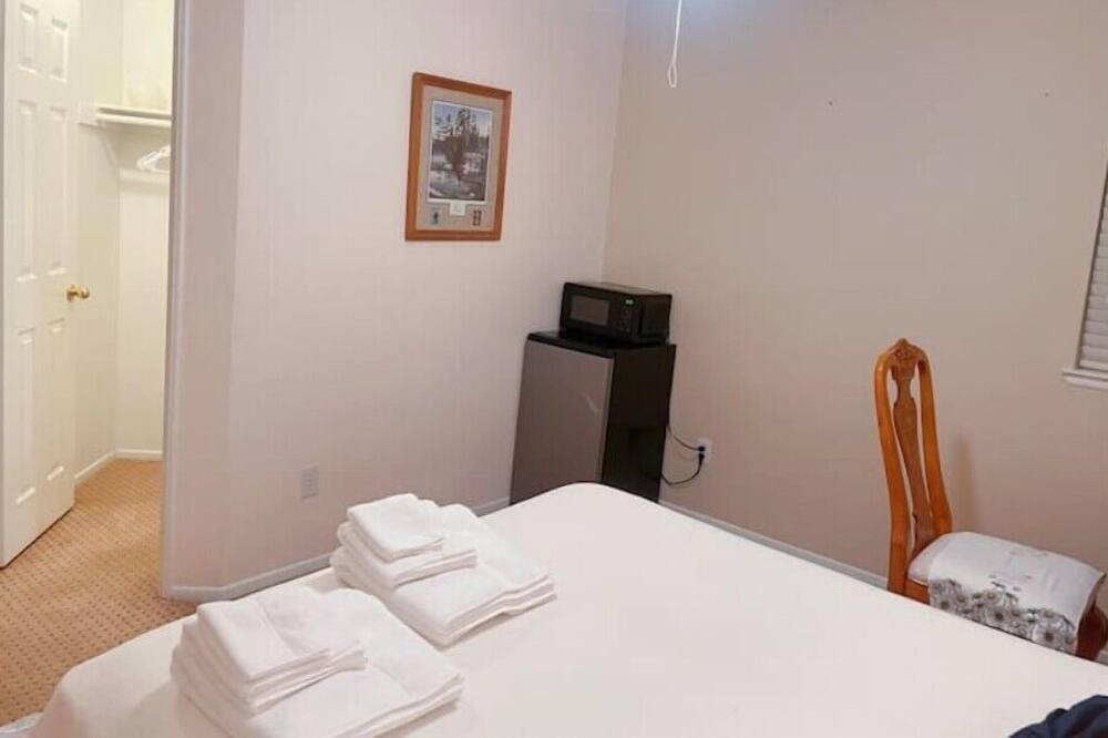 Photo of Bedroom in Estates at Canyon Crest