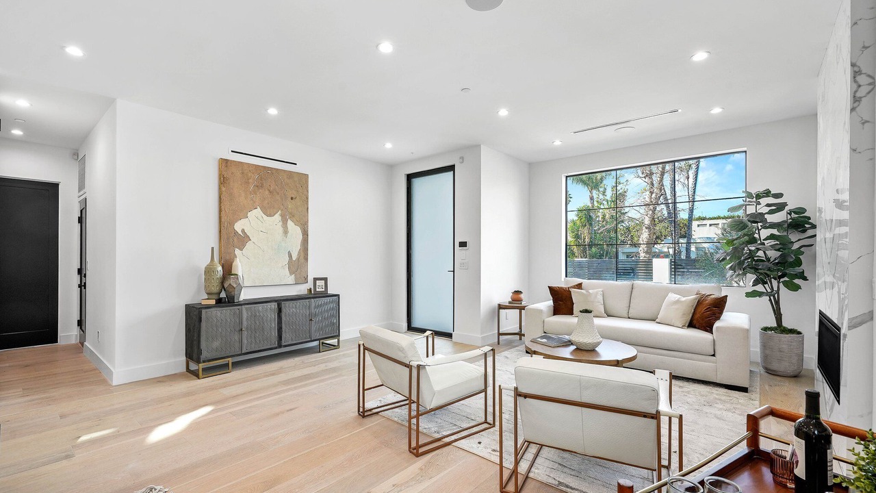 Photo of Livingroom in Greater Wilshire - Hancock Park