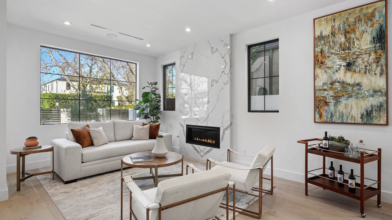 Photo of Livingroom in Greater Wilshire - Hancock Park