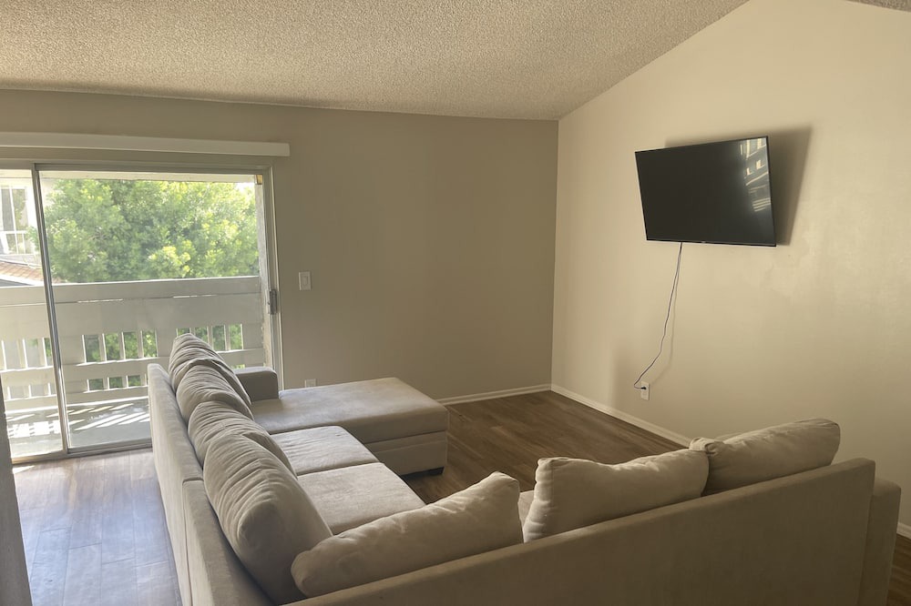 Photo of Livingroom in Warner Center