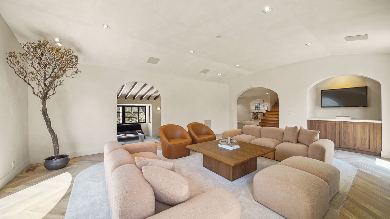 Photo of Livingroom in La Brea