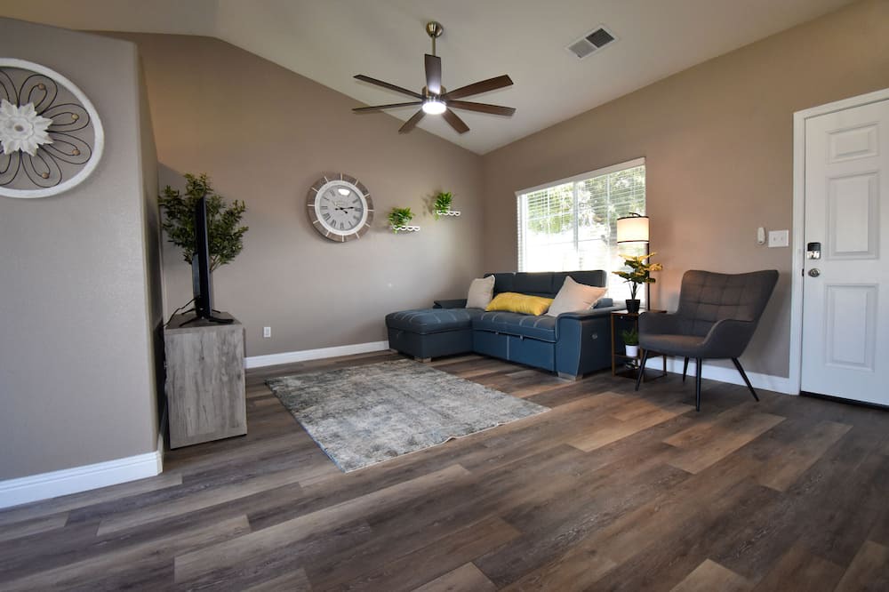 Photo of Livingroom in Porterville