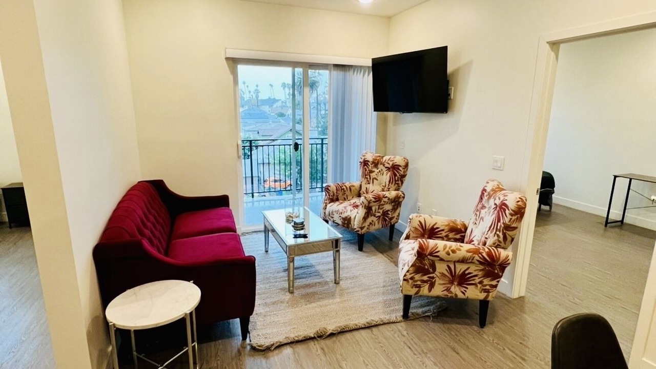 Photo of Livingroom in Pico-Union