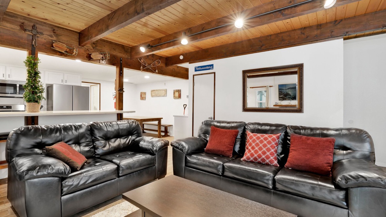 Photo of Livingroom in Summit Estates