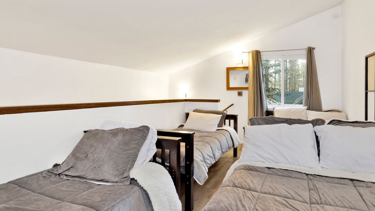 Photo of Livingroom in Summit Estates