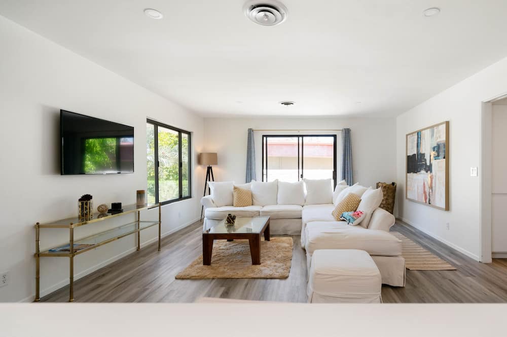 Photo of Livingroom in Deep Well Ranch