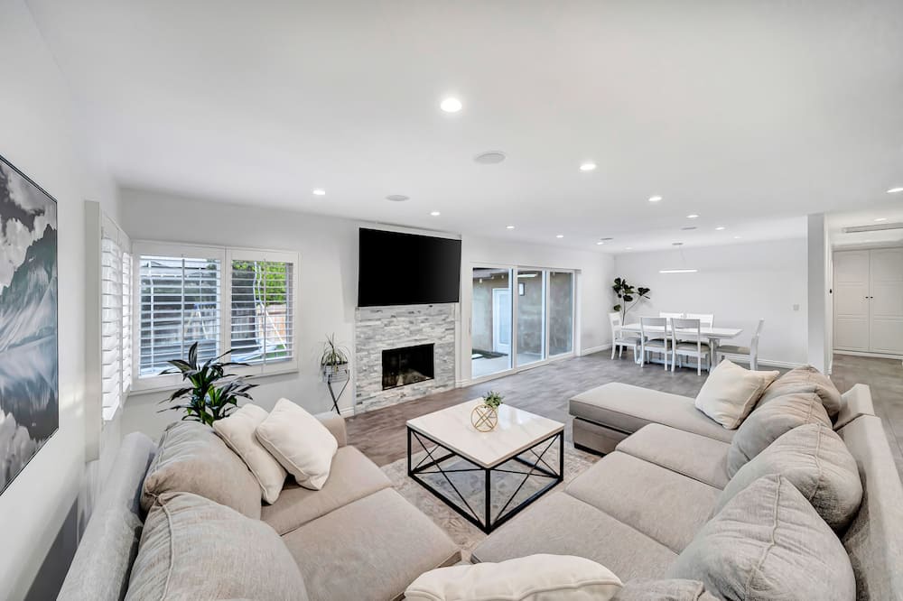 Photo of Livingroom in Warner Center