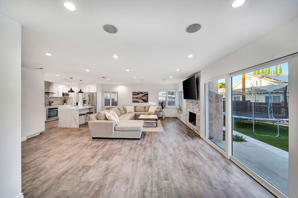 Photo of Livingroom in Warner Center