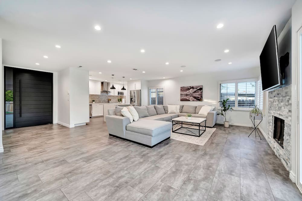 Photo of Livingroom in Warner Center