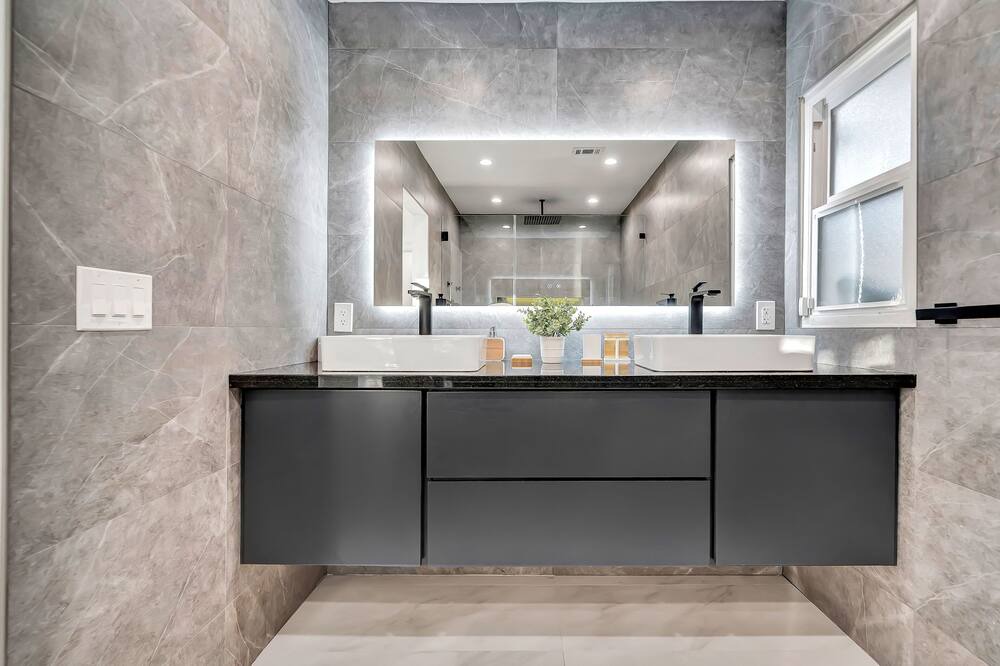 Photo of Bathroom in Warner Center