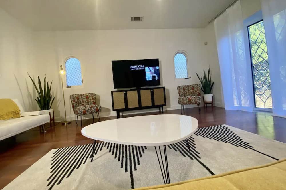 Photo of Livingroom in Hollywoodland