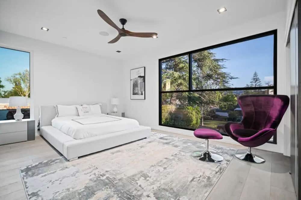 Photo of Bedroom in NoHo Arts District