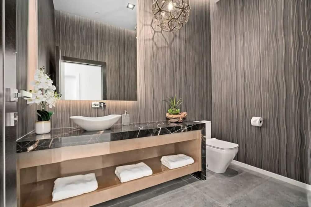 Photo of Bathroom in NoHo Arts District