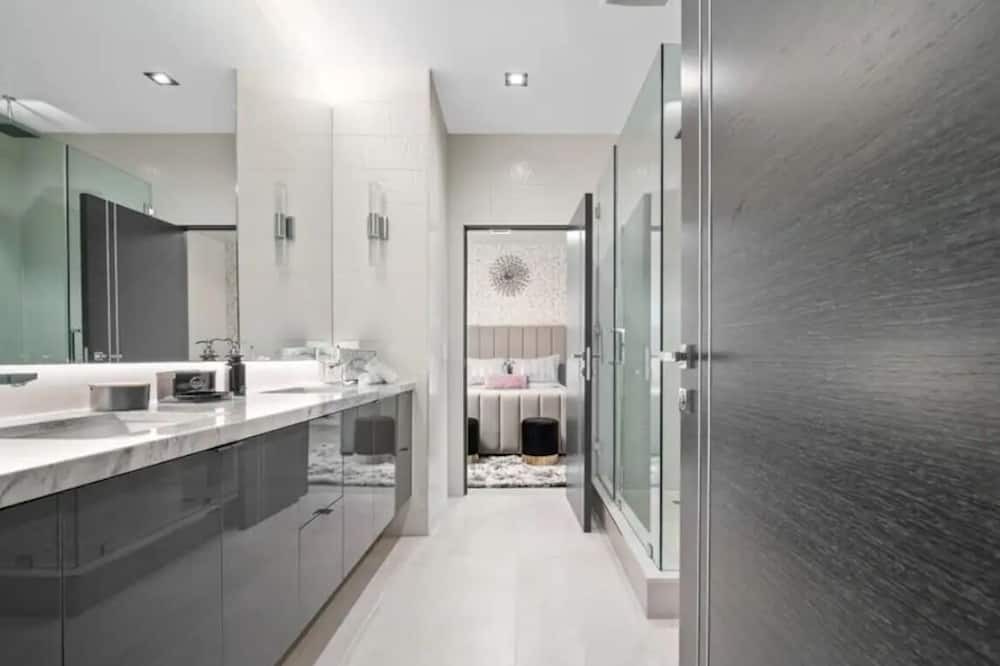 Photo of Bathroom in NoHo Arts District