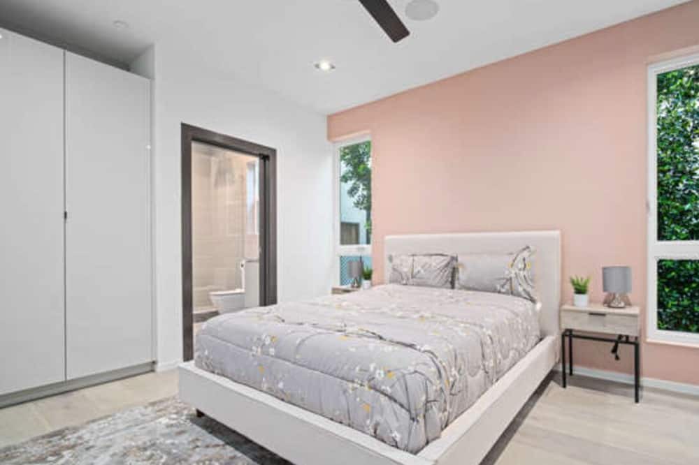 Photo of Bedroom in NoHo Arts District