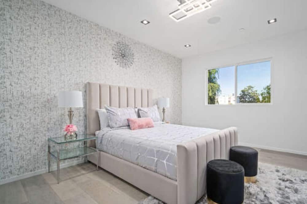 Photo of Bedroom in NoHo Arts District