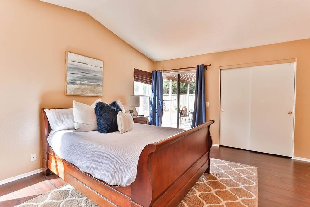 Photo of Bedroom in Eastlake Greens