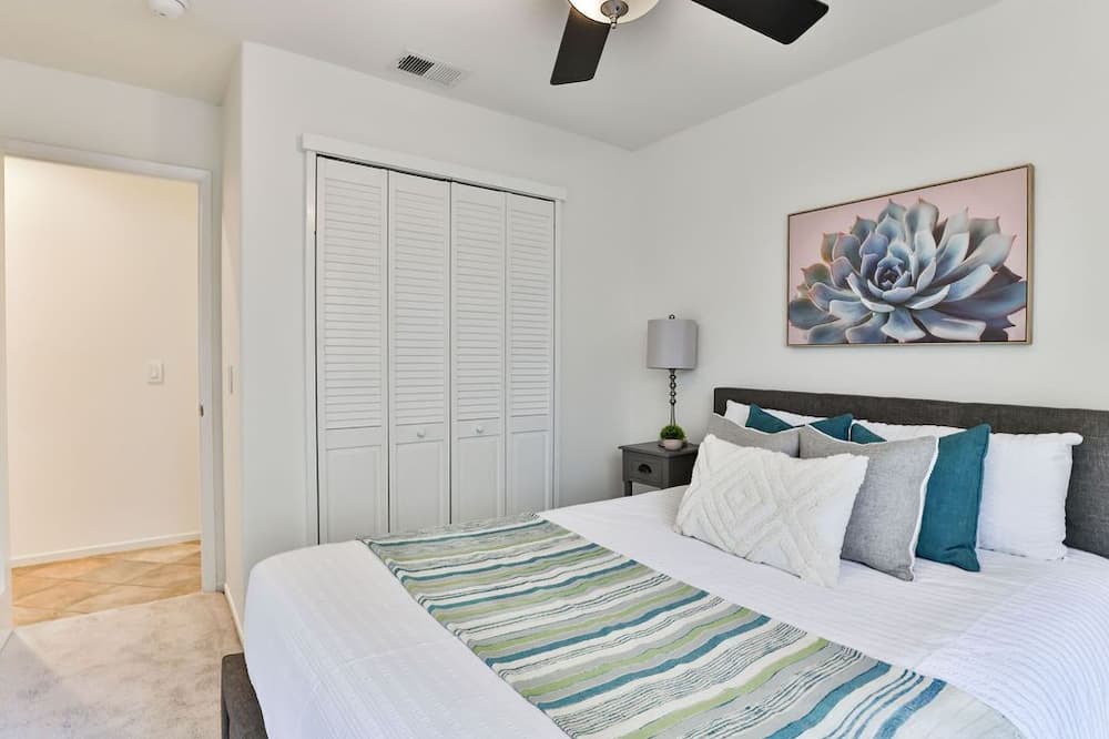 Photo of Bedroom in Eastlake Greens