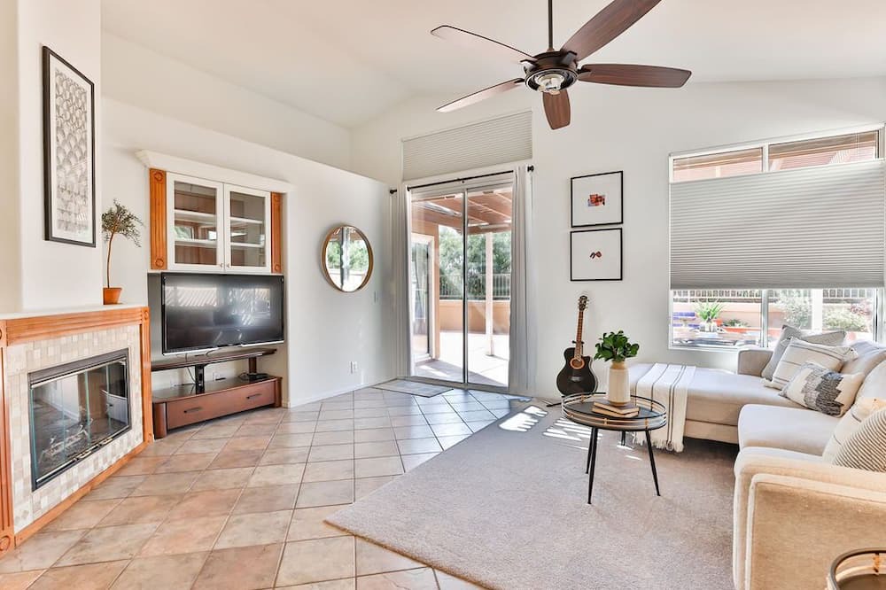 Photo of Livingroom in Eastlake Greens