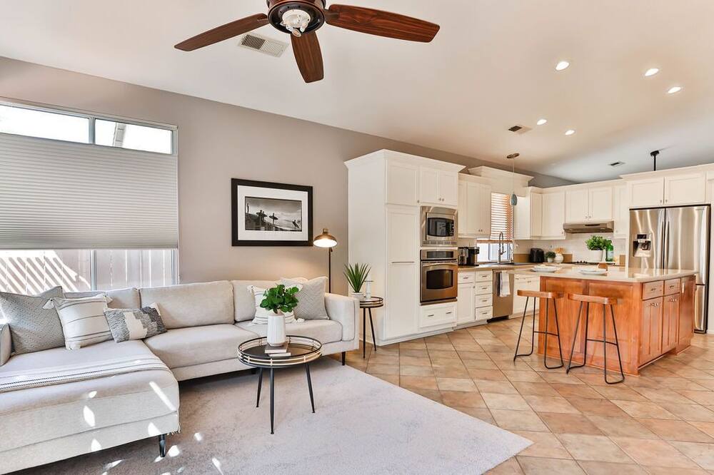 Photo of Livingroom in Eastlake Greens