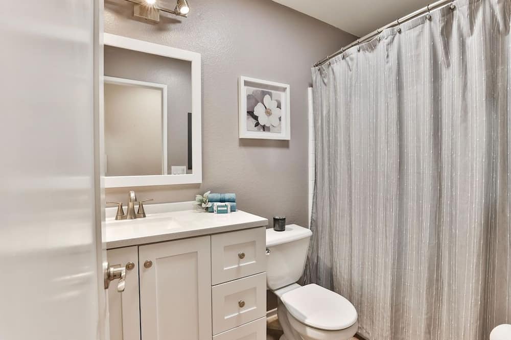 Photo of Bathroom in Eastlake Greens