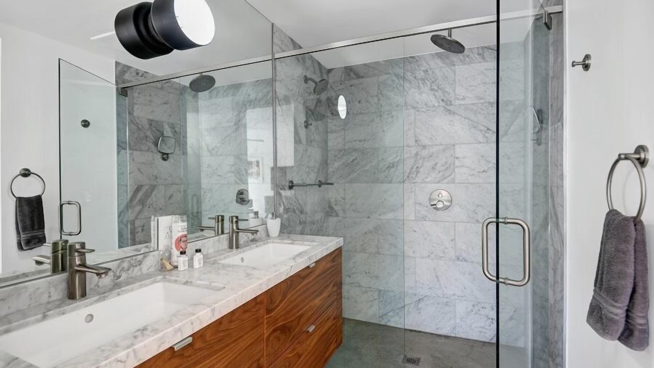 Photo of Bathroom in Racquet Club Estates