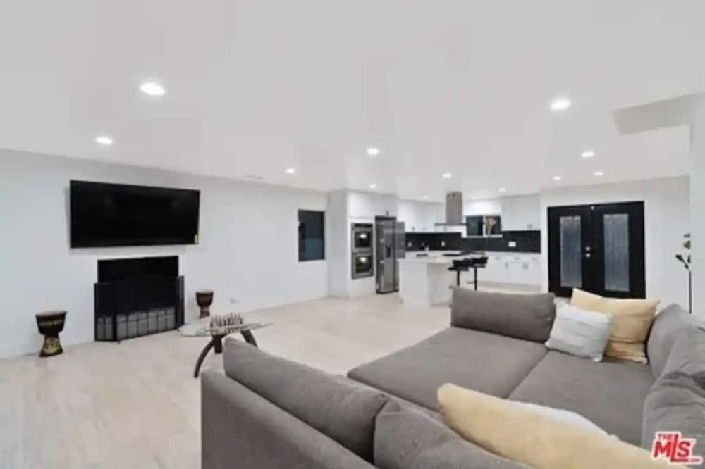 Photo of Livingroom in Downey