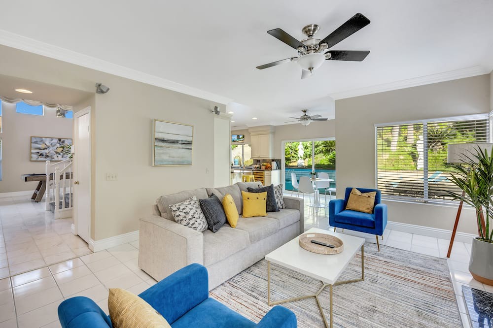 Photo of Livingroom in Corona