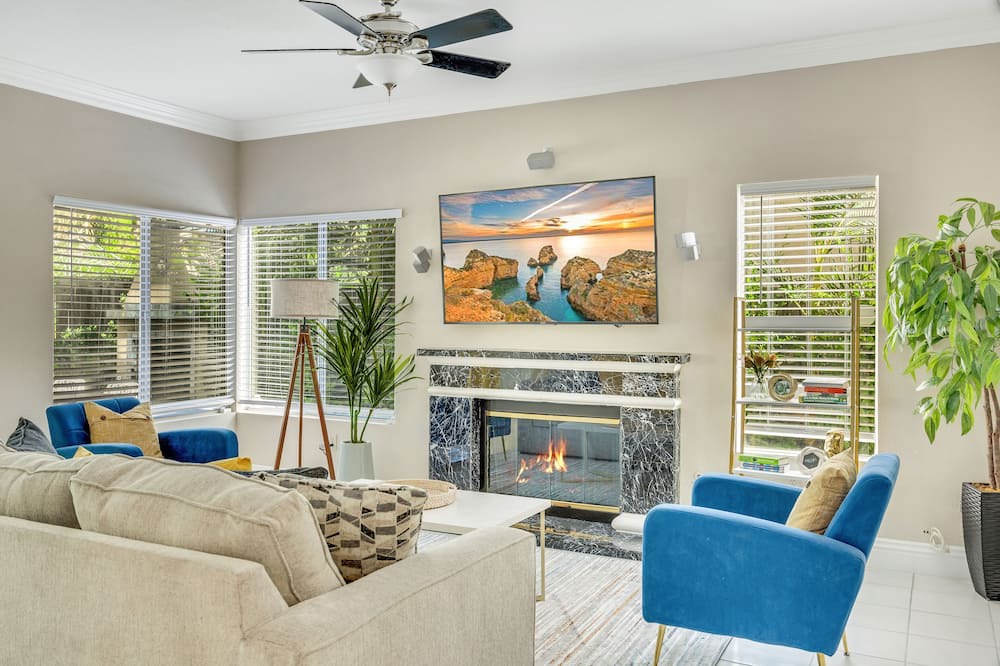 Photo of Livingroom in Corona