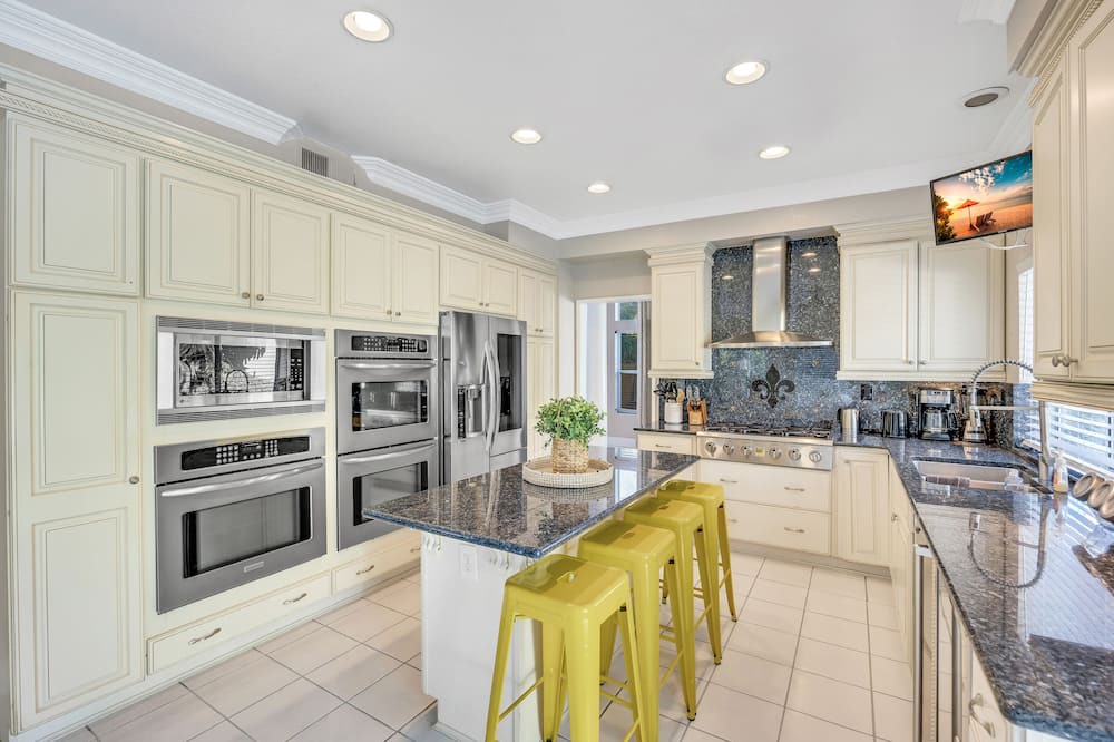 Photo of Kitchen in Corona