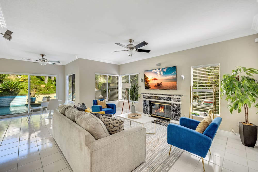 Photo of Livingroom in Corona