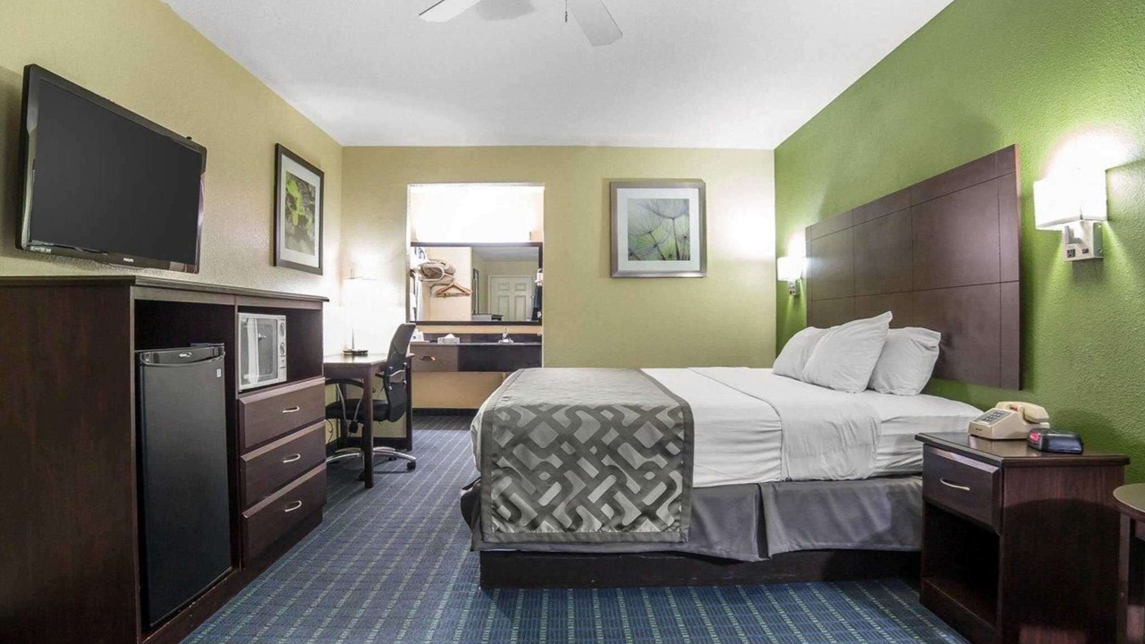 Photo of Bedroom in Needles