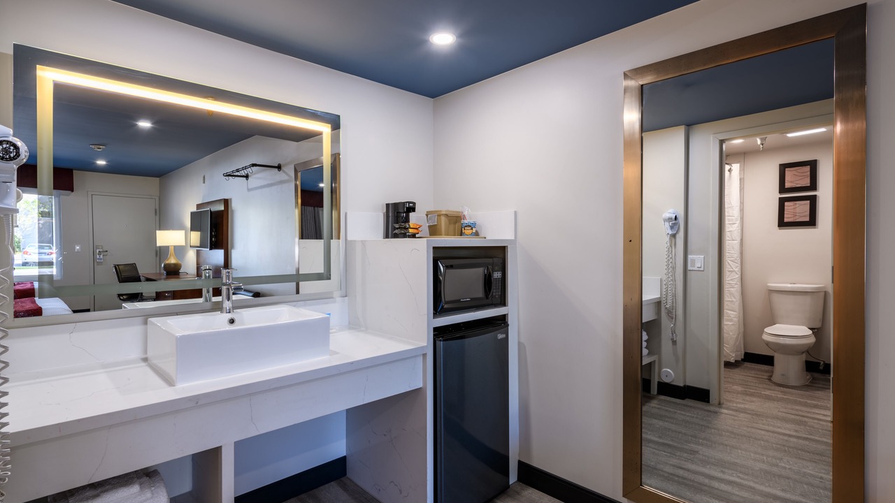 Photo of Bathroom in Lamanda Park