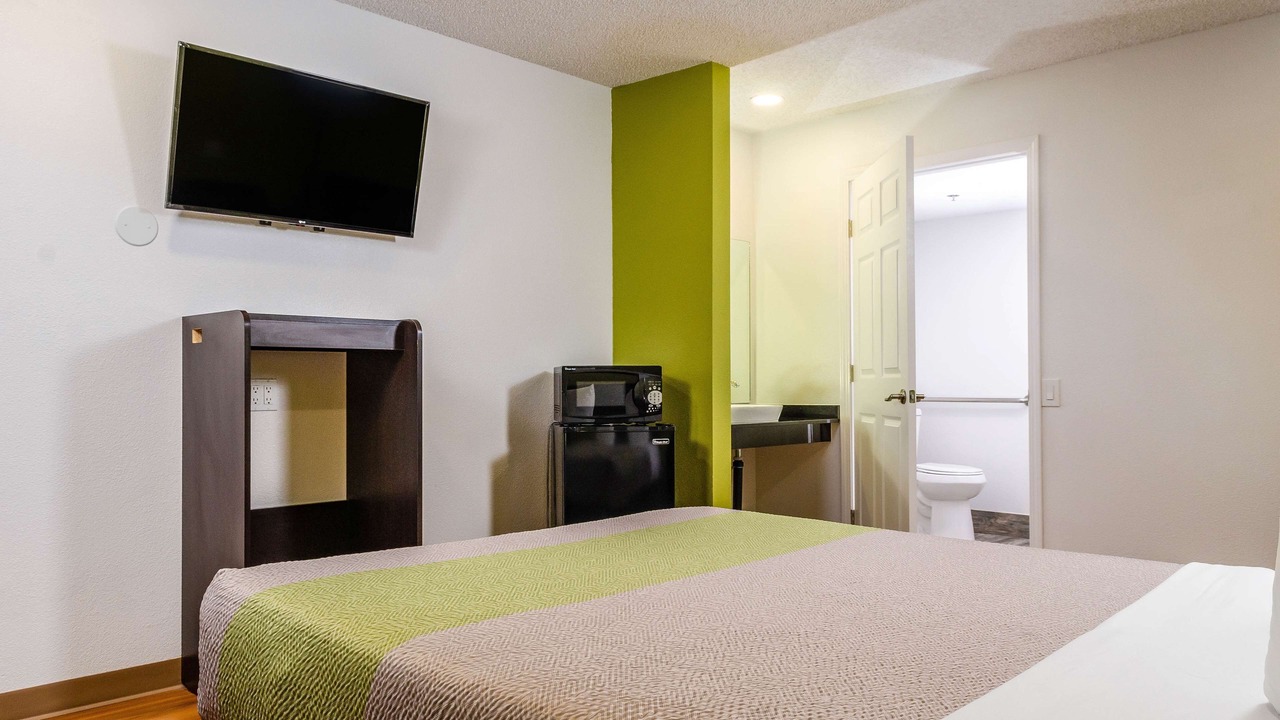 Photo of Bedroom in Raisin
