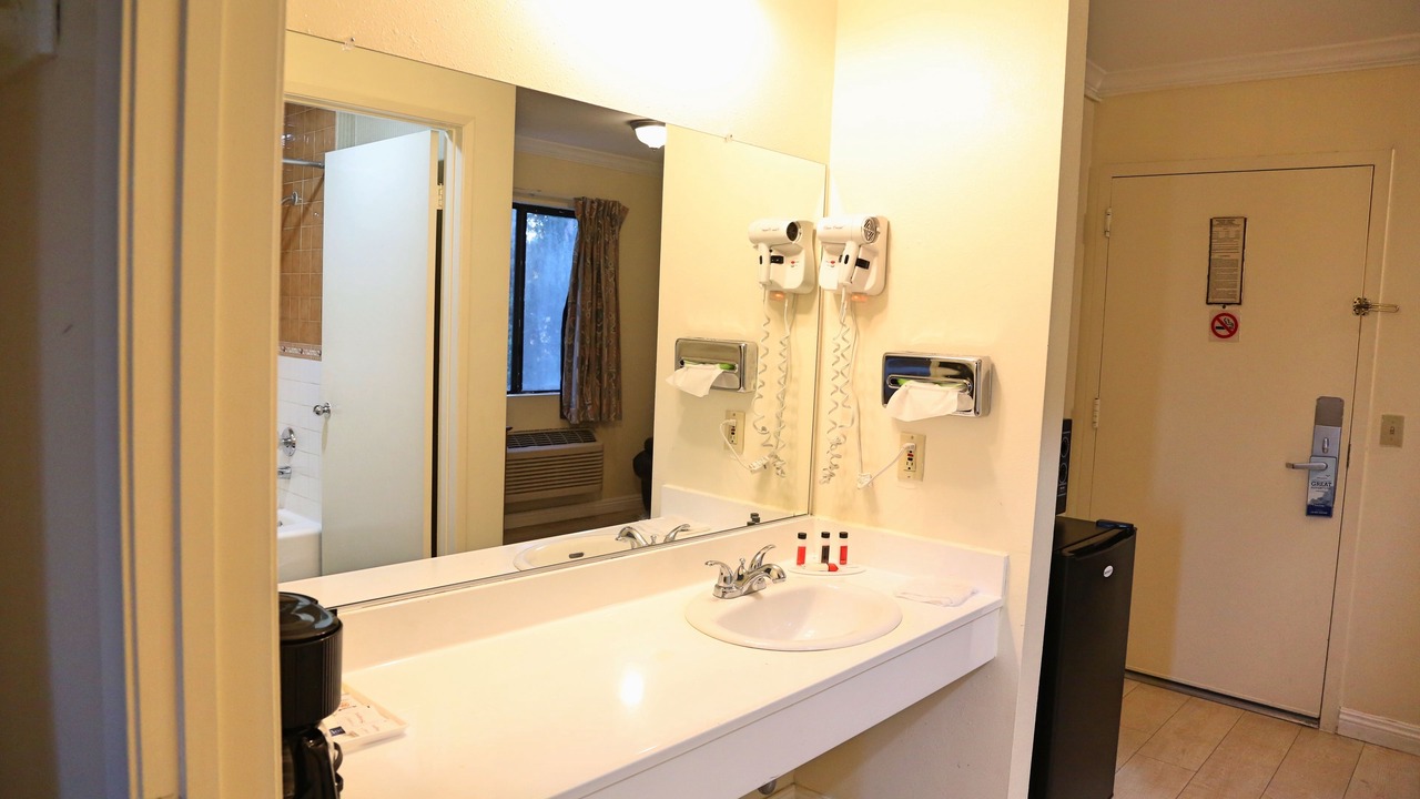 Photo of Bathroom in Lamanda Park