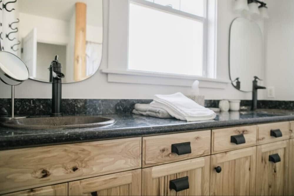 Photo of Bathroom in Carlotta