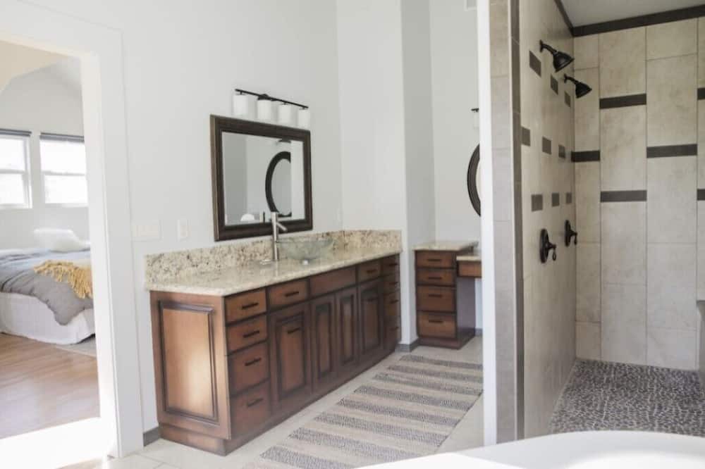 Photo of Bathroom in Carlotta
